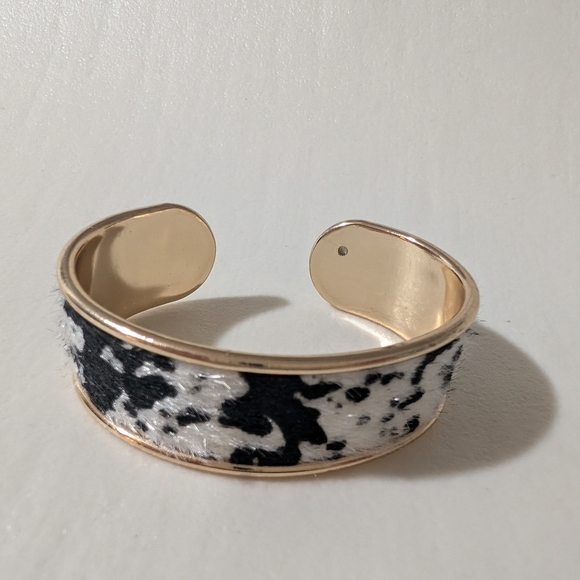 Stylish Black and White Cuff Bracelet - Picture 4 of 6